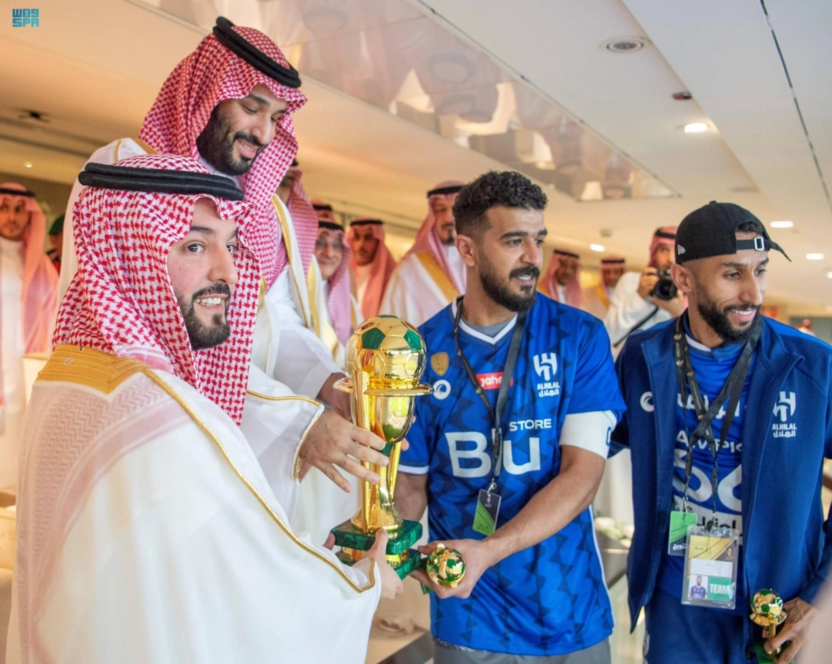 الأمير محمد بن سلمان لدى تتويجه الهلال بالكأس  (مكة) 