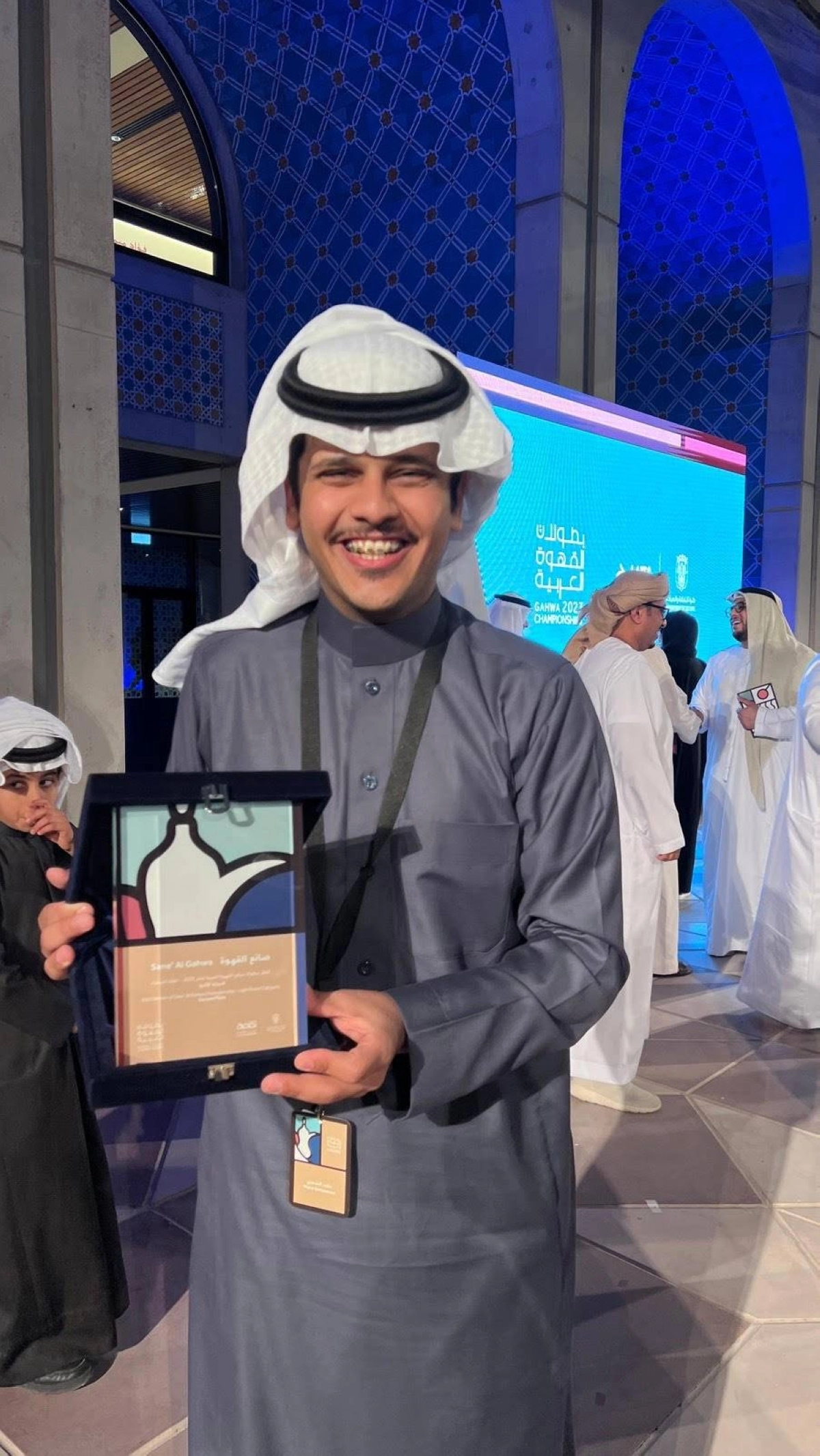  التريباني يحمل الجائزة التي حصل عليها (مكة)
