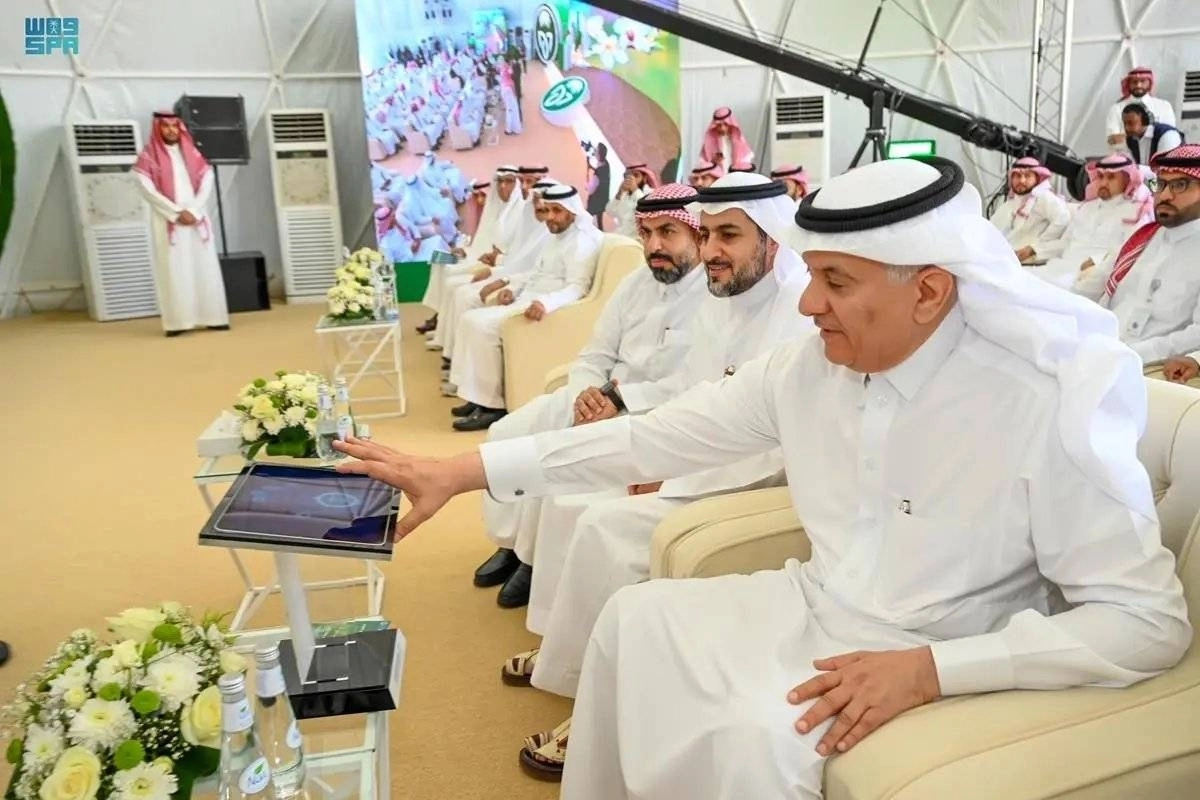 

الفضلي خلال تدشينه مركز المكافحة الحيوية              (مكة)