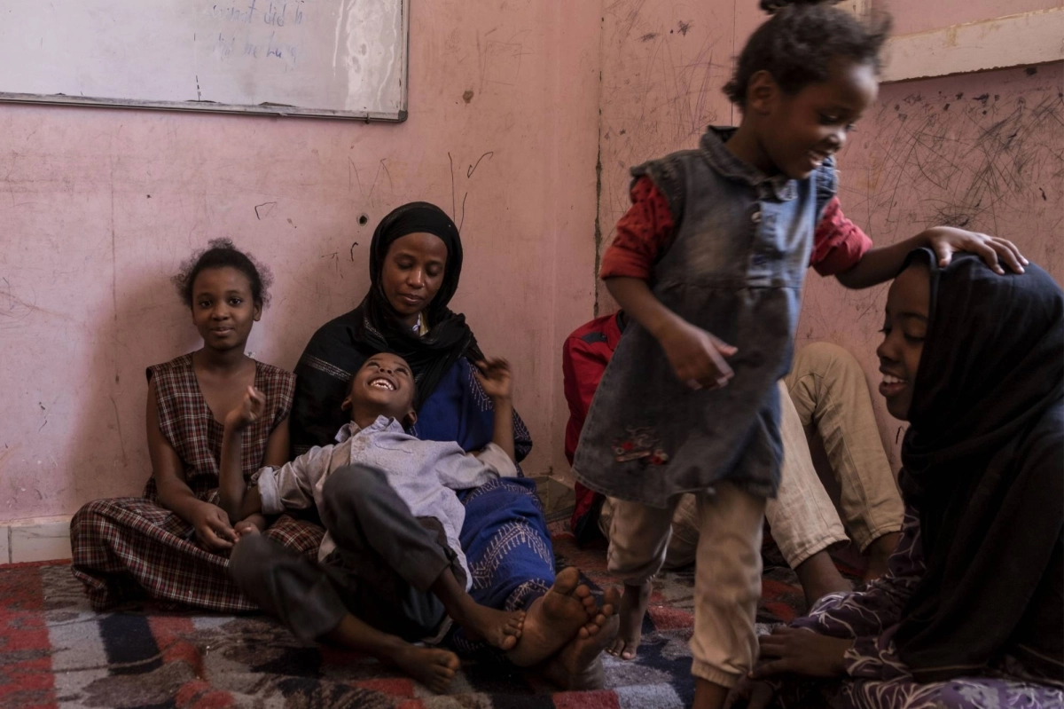 

أسرة سودانية تنتظر ما تسفر عنه الأحداث                                                        (د ب أ)