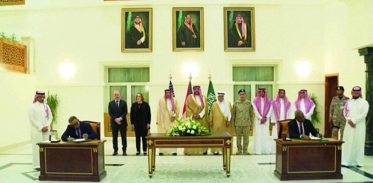 لحظة التوقيع على اعلان جدة بين الاطراف السودانية (مكة)