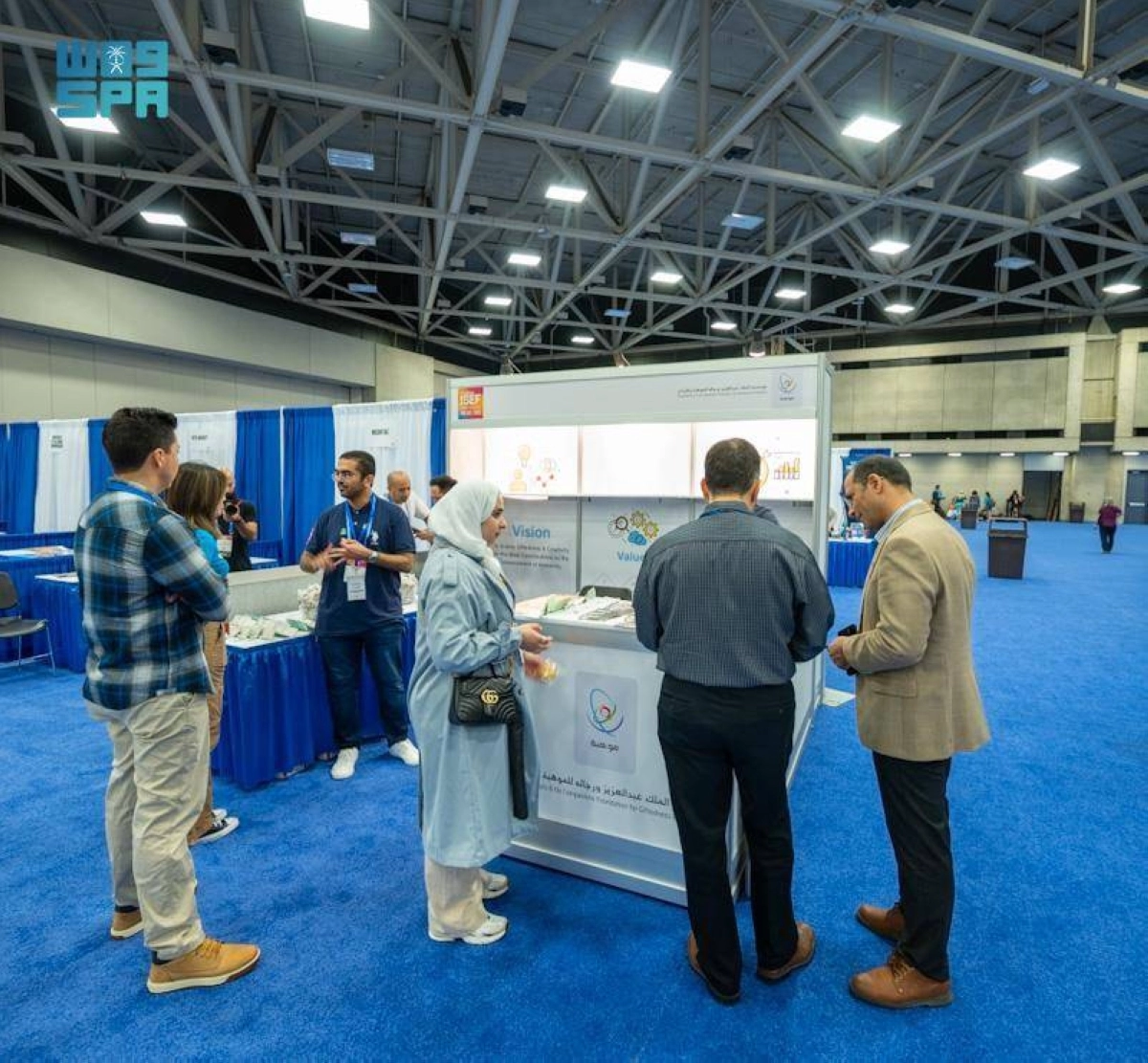 

إقبال الزوار على جناح المملكة                                   (مكة)