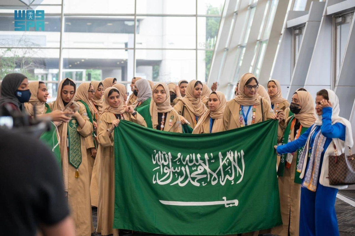 طلاب المملكة يرفعون راية الوطن (مكة)