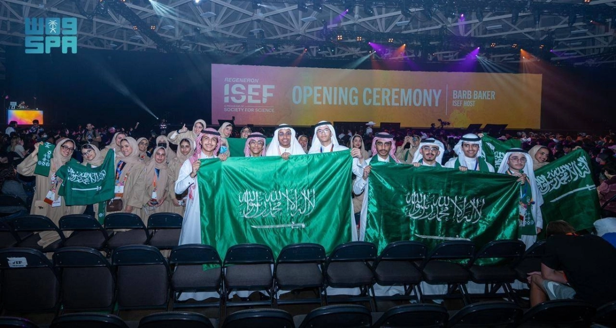 

طلاب المملكة يرفعون راية الوطن                          (مكة)