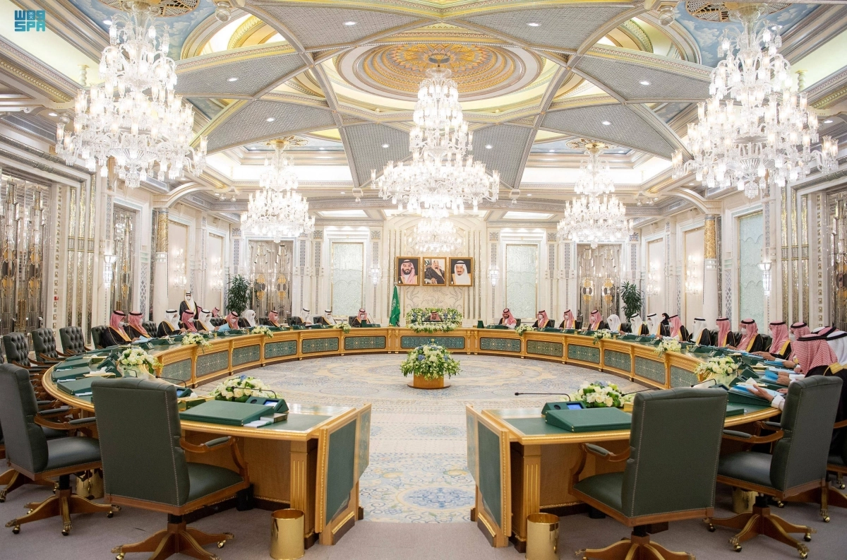 خادم الحرمين لدى ترؤسه جلسة مجلس الوزراء في جدة أمس  (واس)