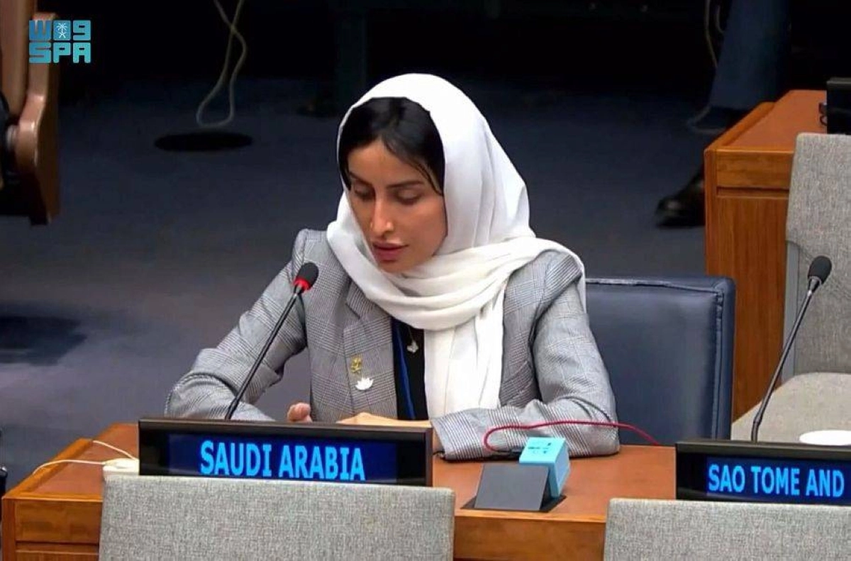 

عضوة الوفد السعودي تلقي كلمتها                (مكة)