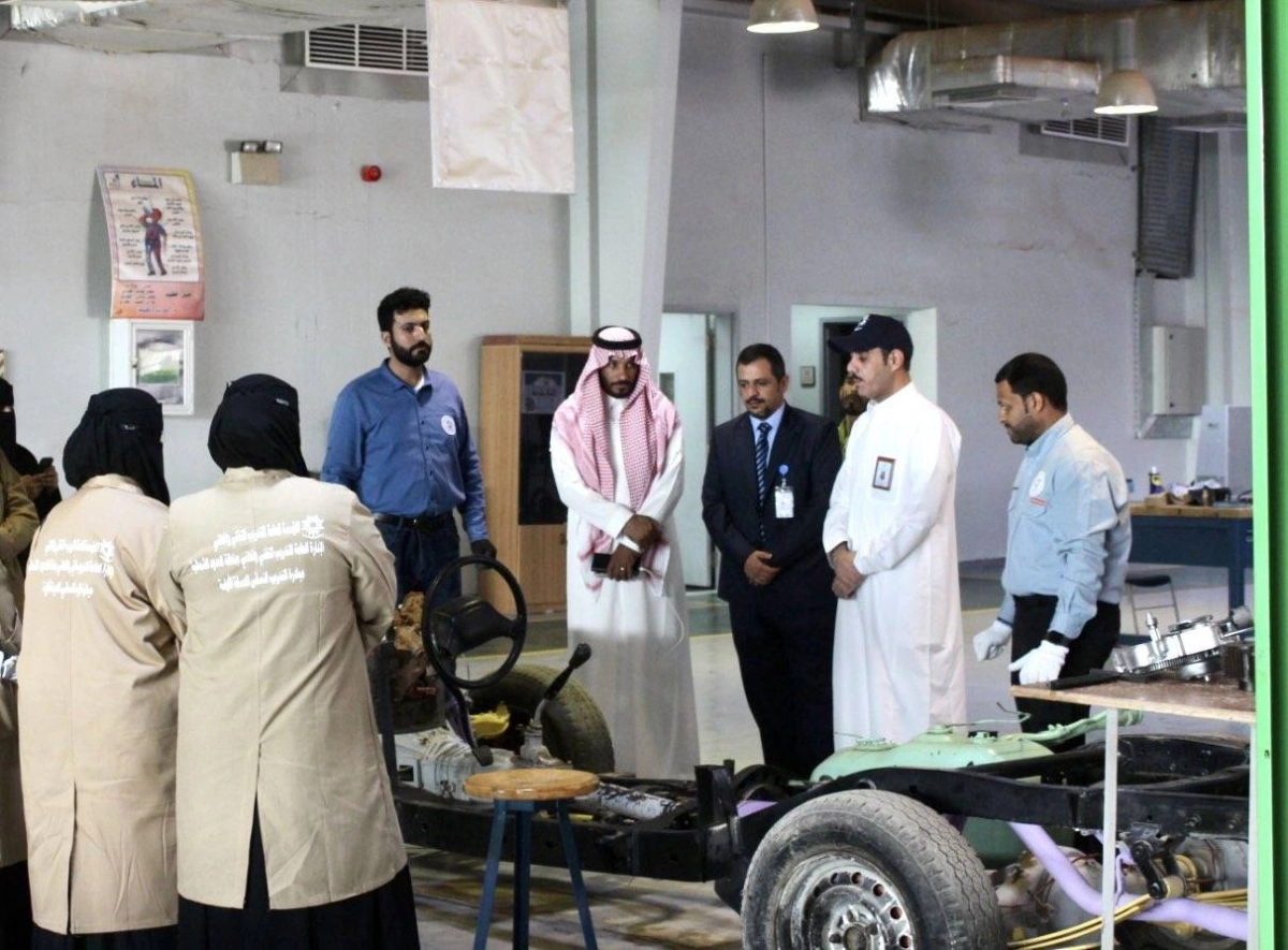 

برنامج تدريب الطالبات على صيانة السيارات                                                        (مكة)