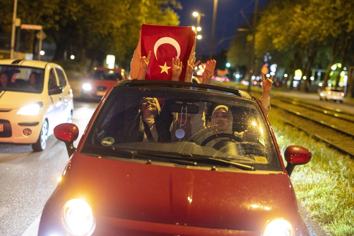 احتفالات أنصار اردوغان (د ب أ)