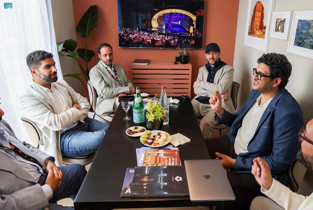 

وزير الثقافة مع صناع الأفلام               (مكة)