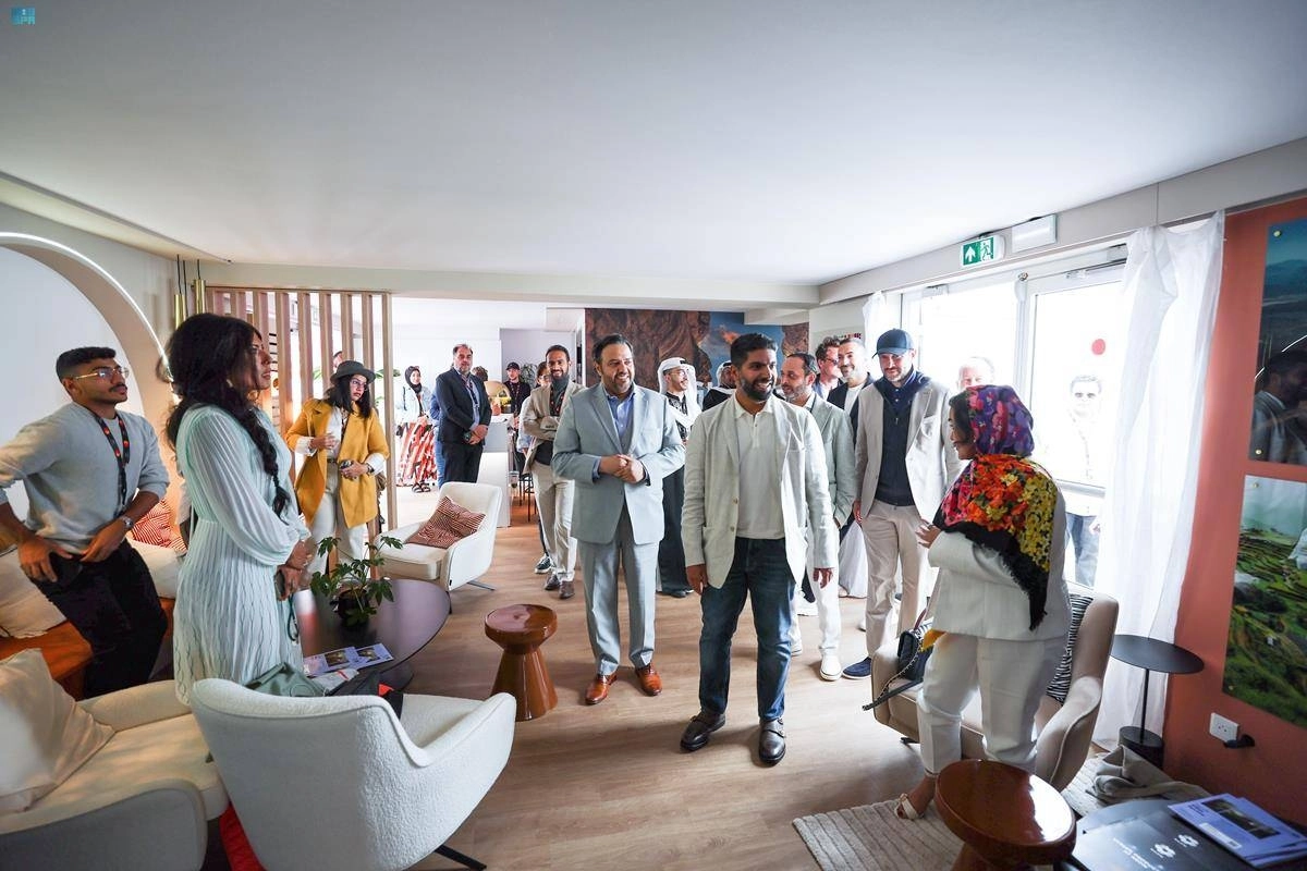 ابن فرحان متجولا في الجناح (مكة)