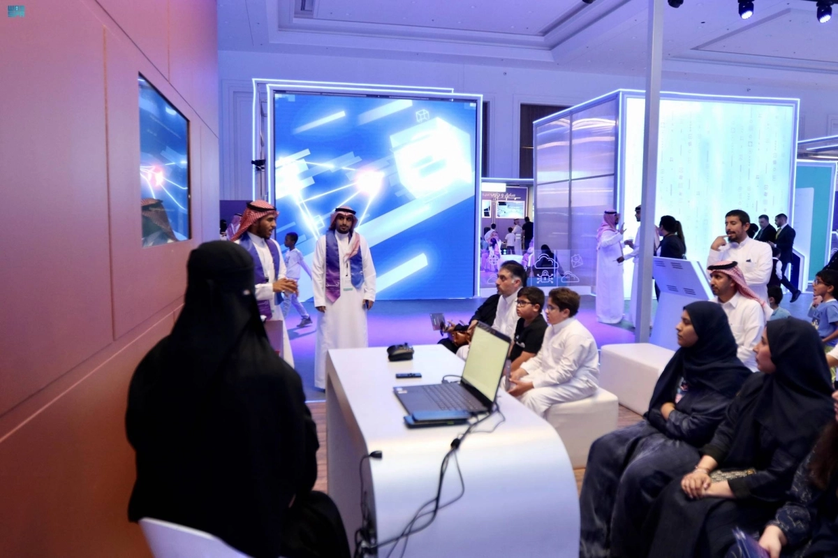 

اهتمام أثري بمحتويات المعرض                                              (مكة)