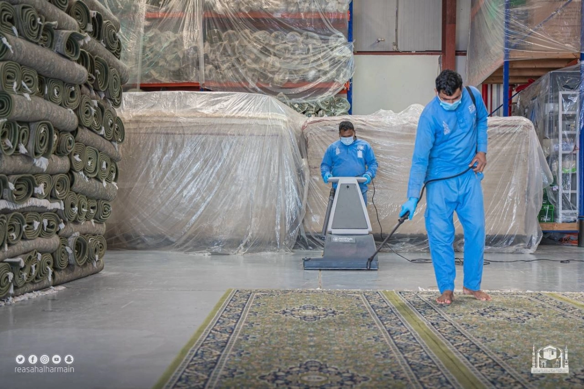 تعقيم سجاد المسجد الحرام (مكة)