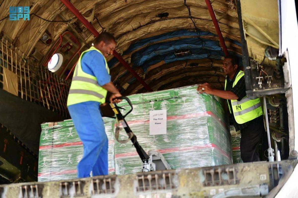 لحظة تفريغ الطائرة السعودية ببورتسودان (واس)