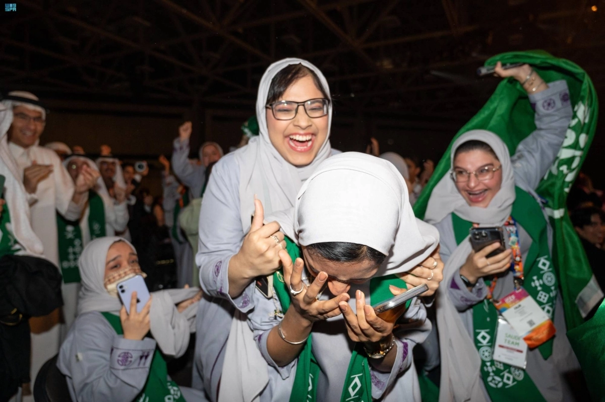 

فرحة طلاب المملكة بالنتائج المتميزة                                      (مكة)