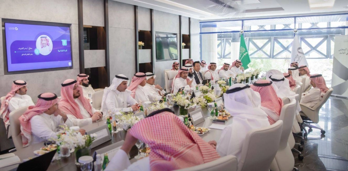 

الخريف متحدثا في اللقاء