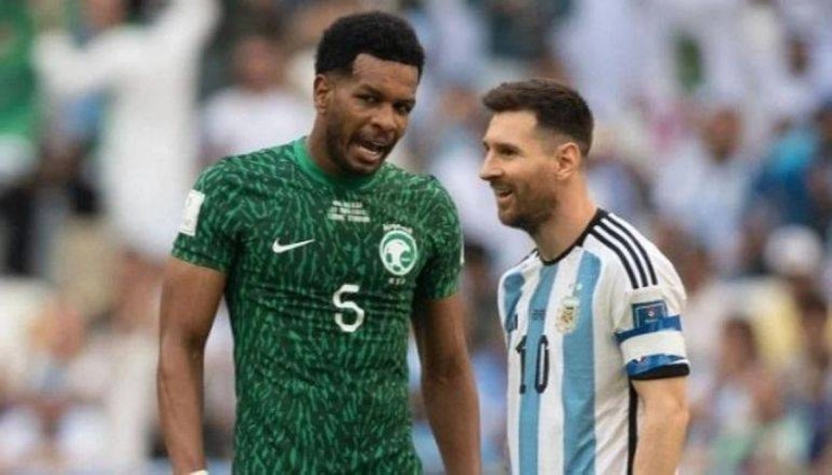 

علي البليهي ولونيل ميسي خلال مباراة السعودية والأرجنتين