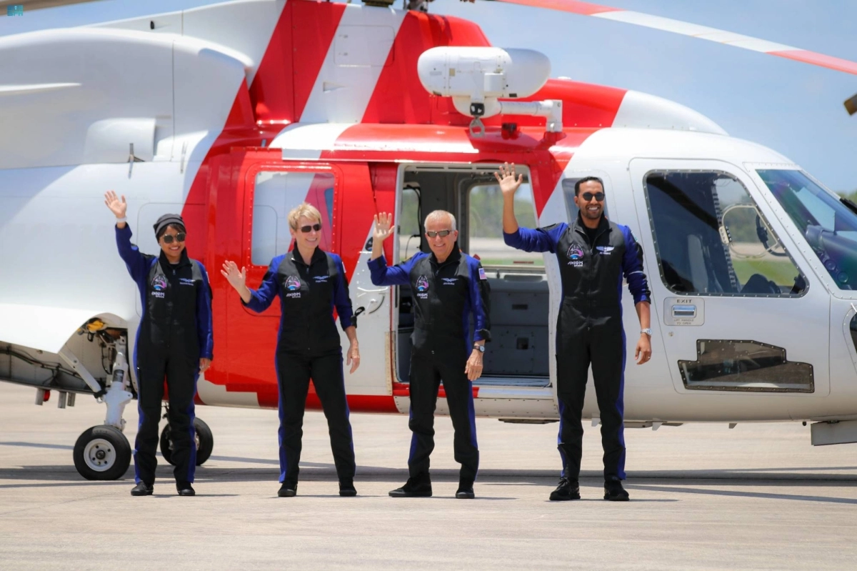 

رواد الفضاء الأربعة قبل الانطلاق                                                 (مكة)