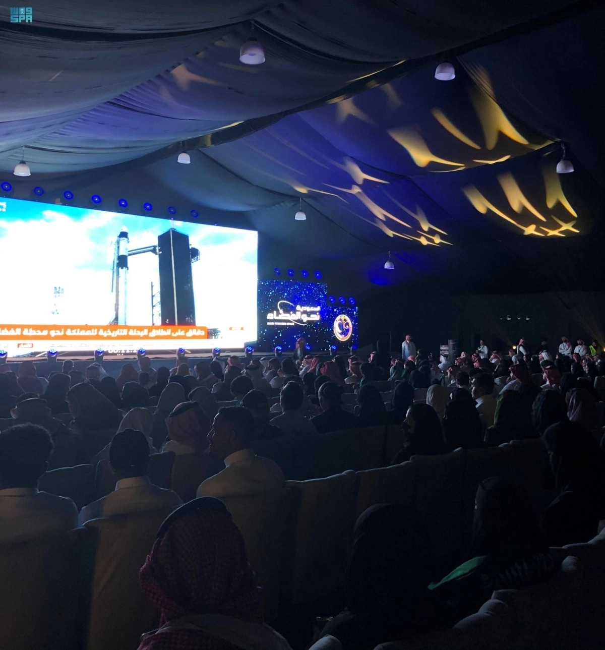 المواطنون يتابعون لحظة الانطلاق