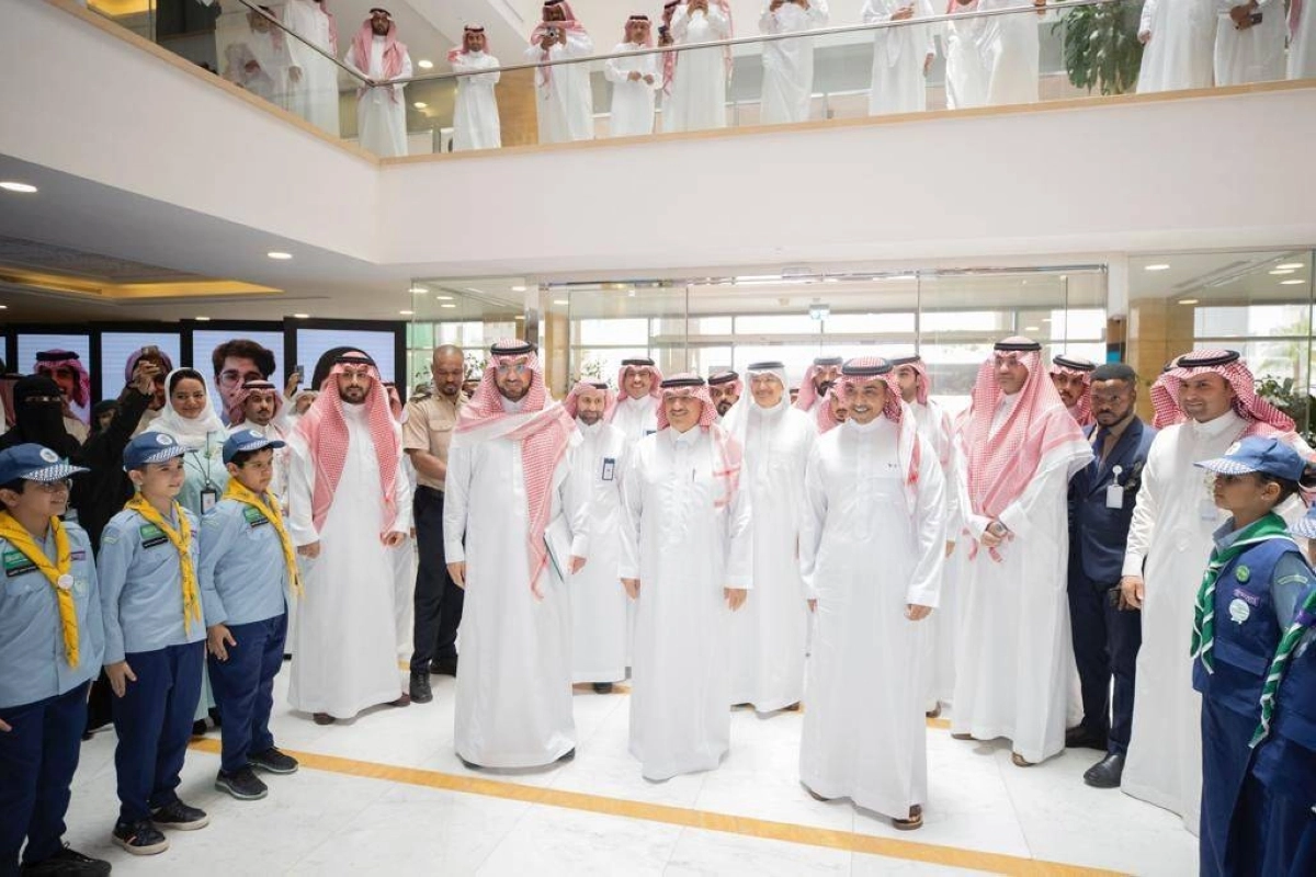 صورة جماعية للوزيرين مع الطلاب (مكة)