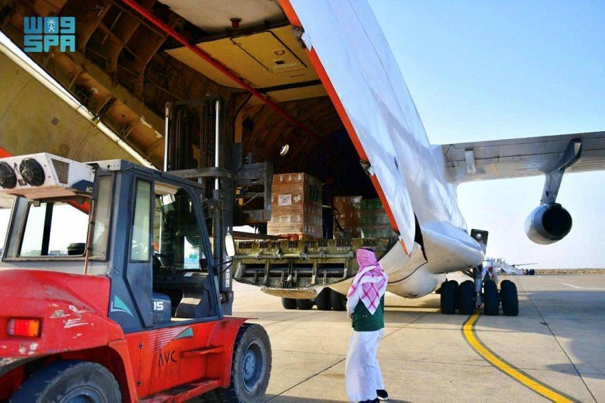 لحظة تنزيل الشحنة في بورتسودان