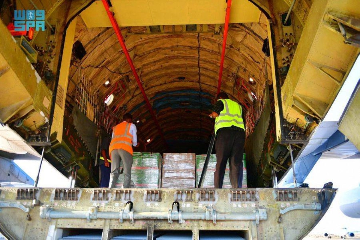 

تفريغ الطائرة الثامنة في الجسر السعودي                                       (واس)