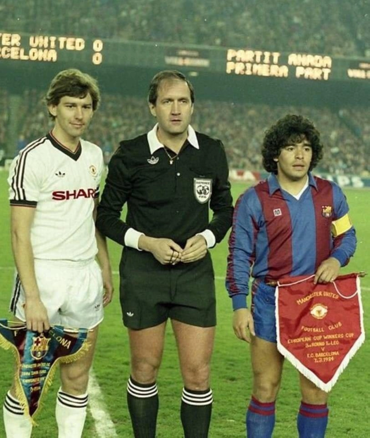 ميشيل فوترو يتوسط مارادونا وبرايان روبسون