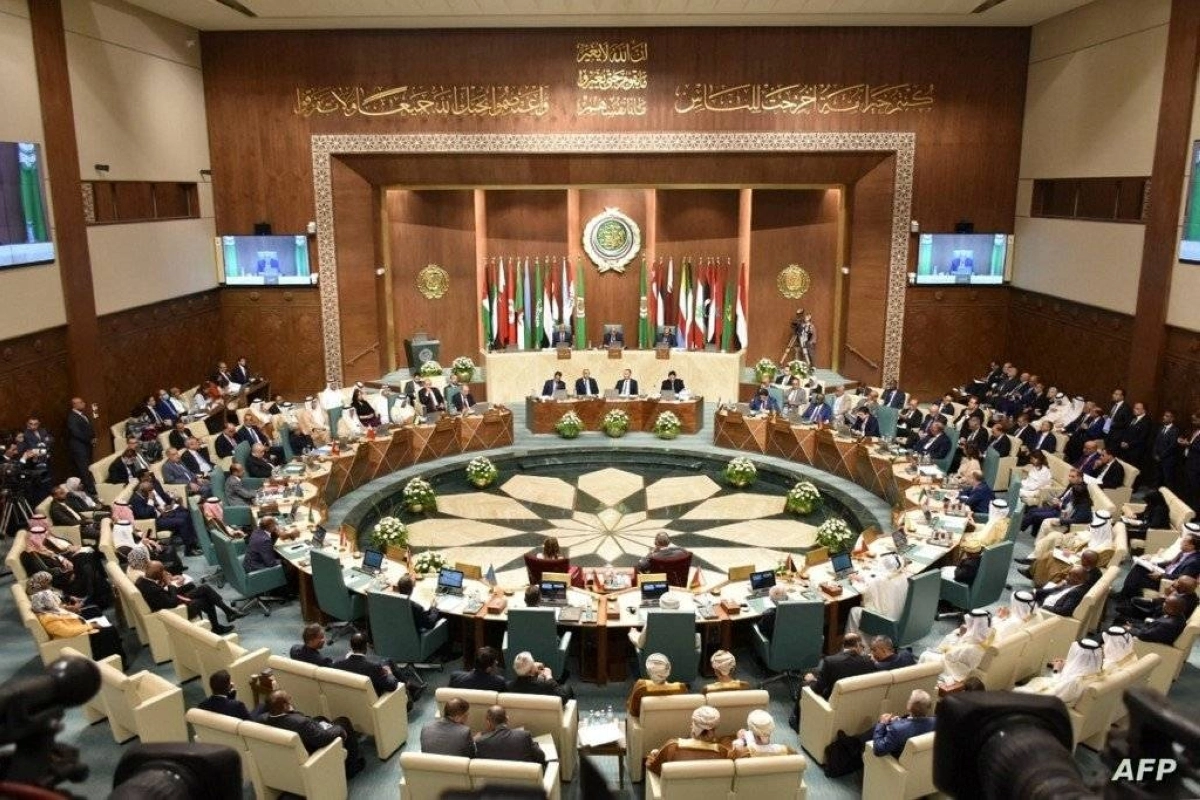 

اجتماع الجامعة العربية الذي اعاد سوريا                                         (مكة)