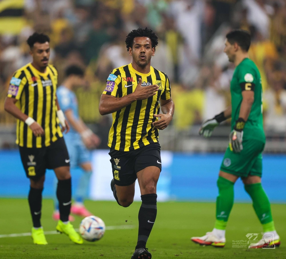 

رومارينهو بعد تسجيله الهدف في شباك الباطن