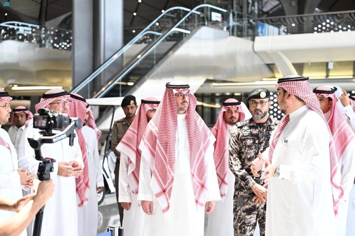 الأمير سعود خلال تفقده محطة السليمانية (مكة)