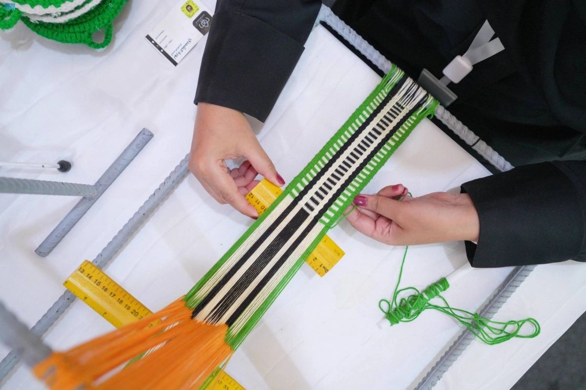  سيدة تمارس حرفتها اليدوية في المحمية (مكة)