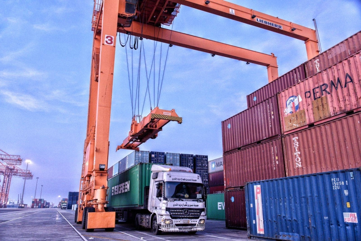 

أثناء تحميل حاويات