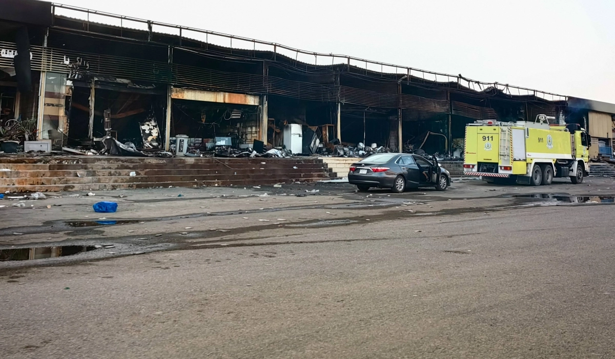 ما زالت أسباب الحرائق المتكررة في «صواريخ جدة» مجهولة، مما جعلها تحت رهن الصبات الخرسانية التي قررت أمانة جدة وضعها لإغلاقه، وفرض الغرامات المالية على كل من يحاول التحايل بفتح المحلات حتى تصحح أوضاعها بشكل آمن. (أنس الحارثي)