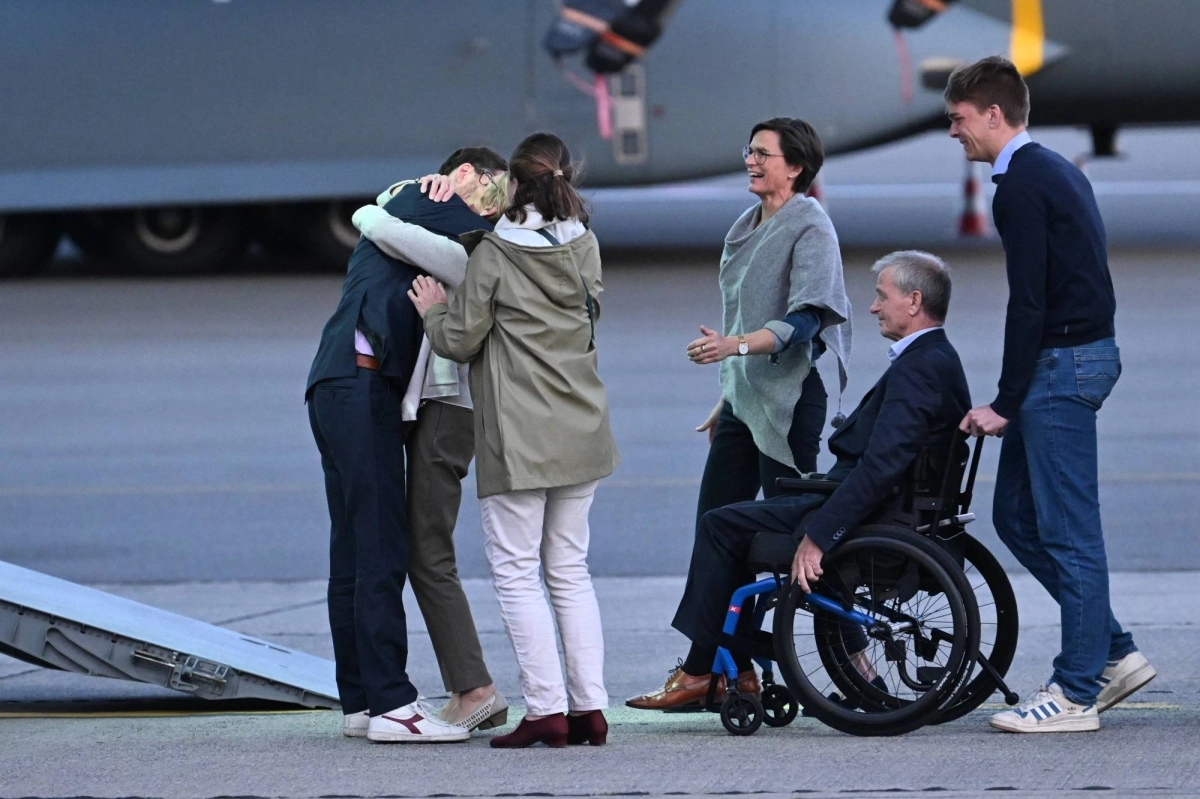 البلجيكي أوليفر فانديكاستيل بعد عودته من إيران           (د ب أ)