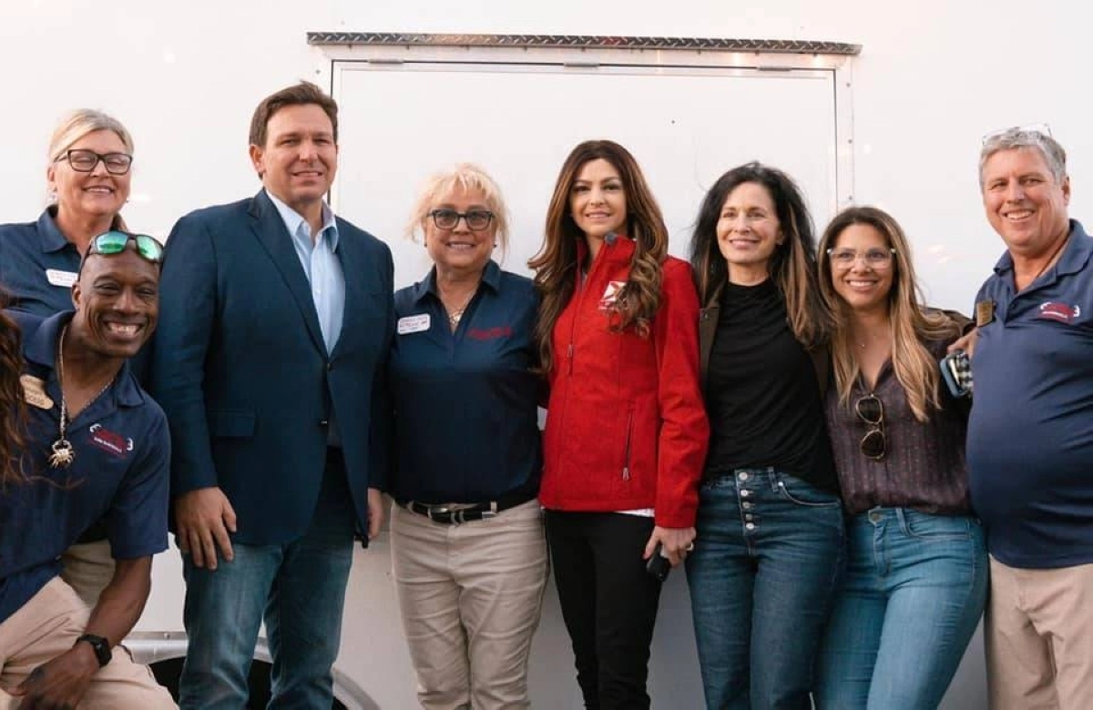 

ديسانتس وزوجته مع مؤيديهما                                                      (مكة)