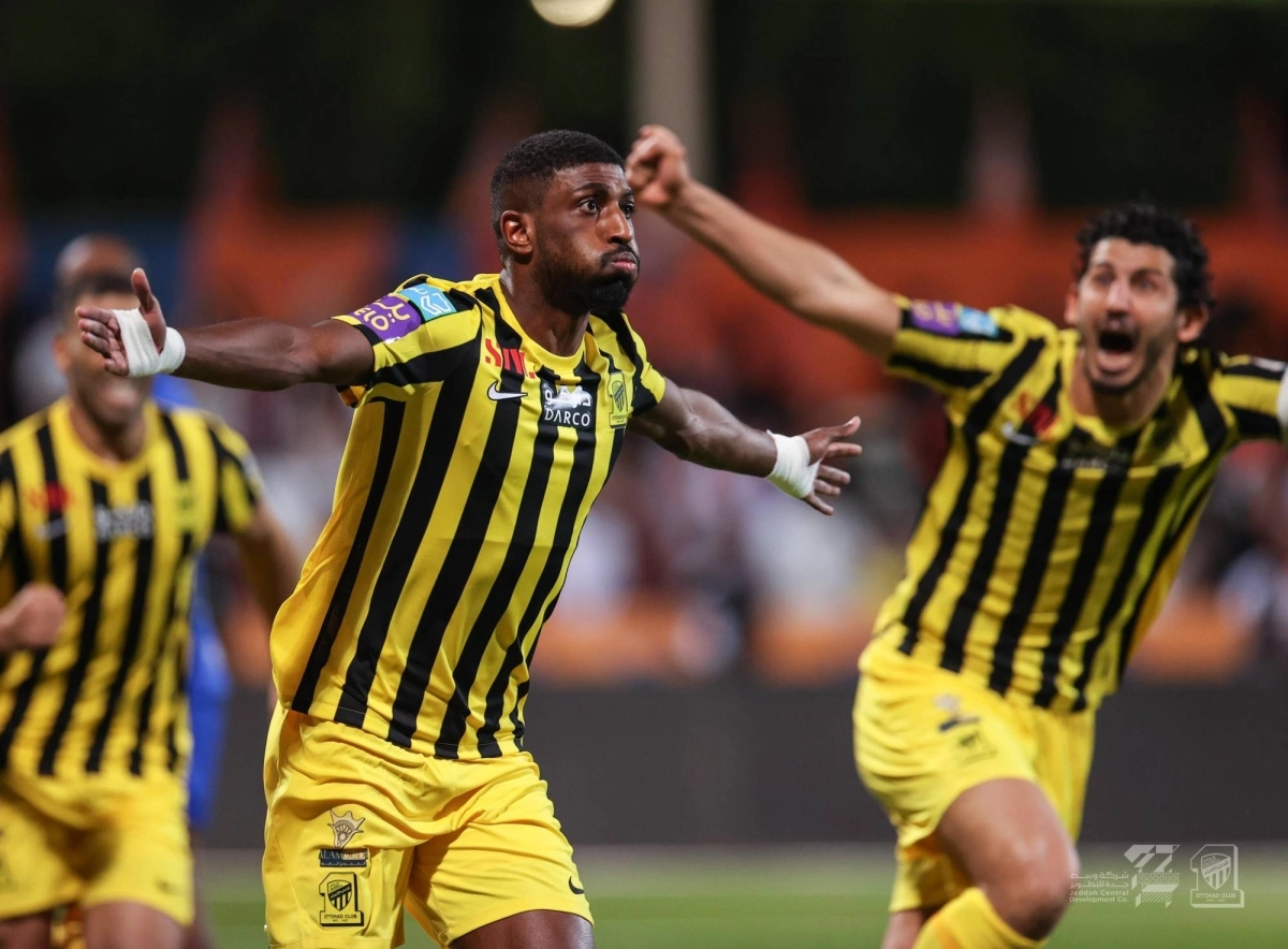 

شراحيلي يحتفل بالهدف الأول