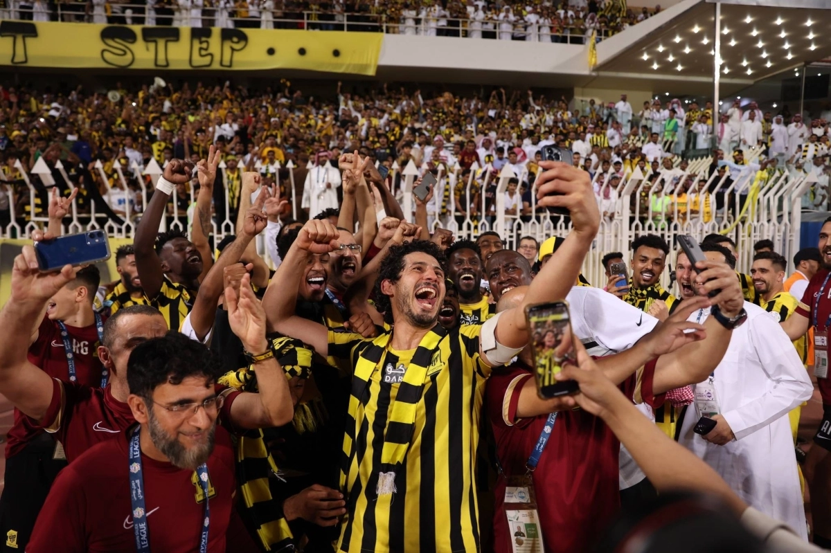 

لاعبو الاتحاد يحتفلون مع الجماهير