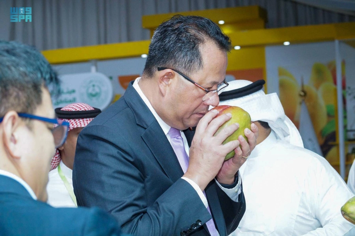 السفير التايلاندي يتناول المانجو (مكة)
