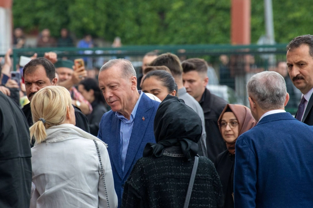 

الرئيس التركي بين مؤيديه                                                         (د ب أ)