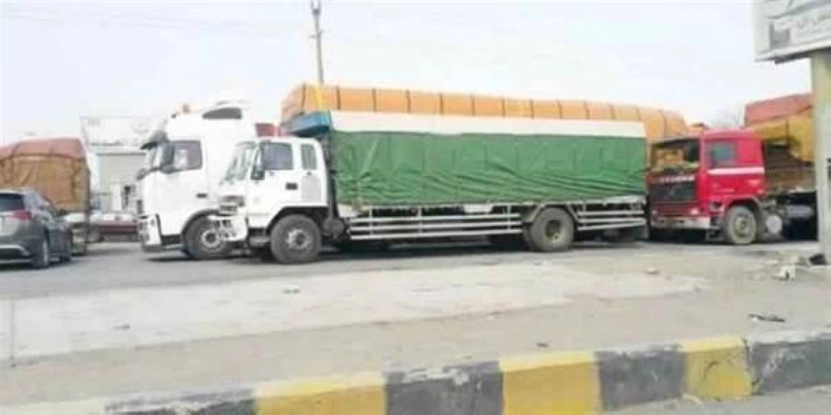 

شاحنات مكدسة بسبب الحوثيين                                      (مكة)