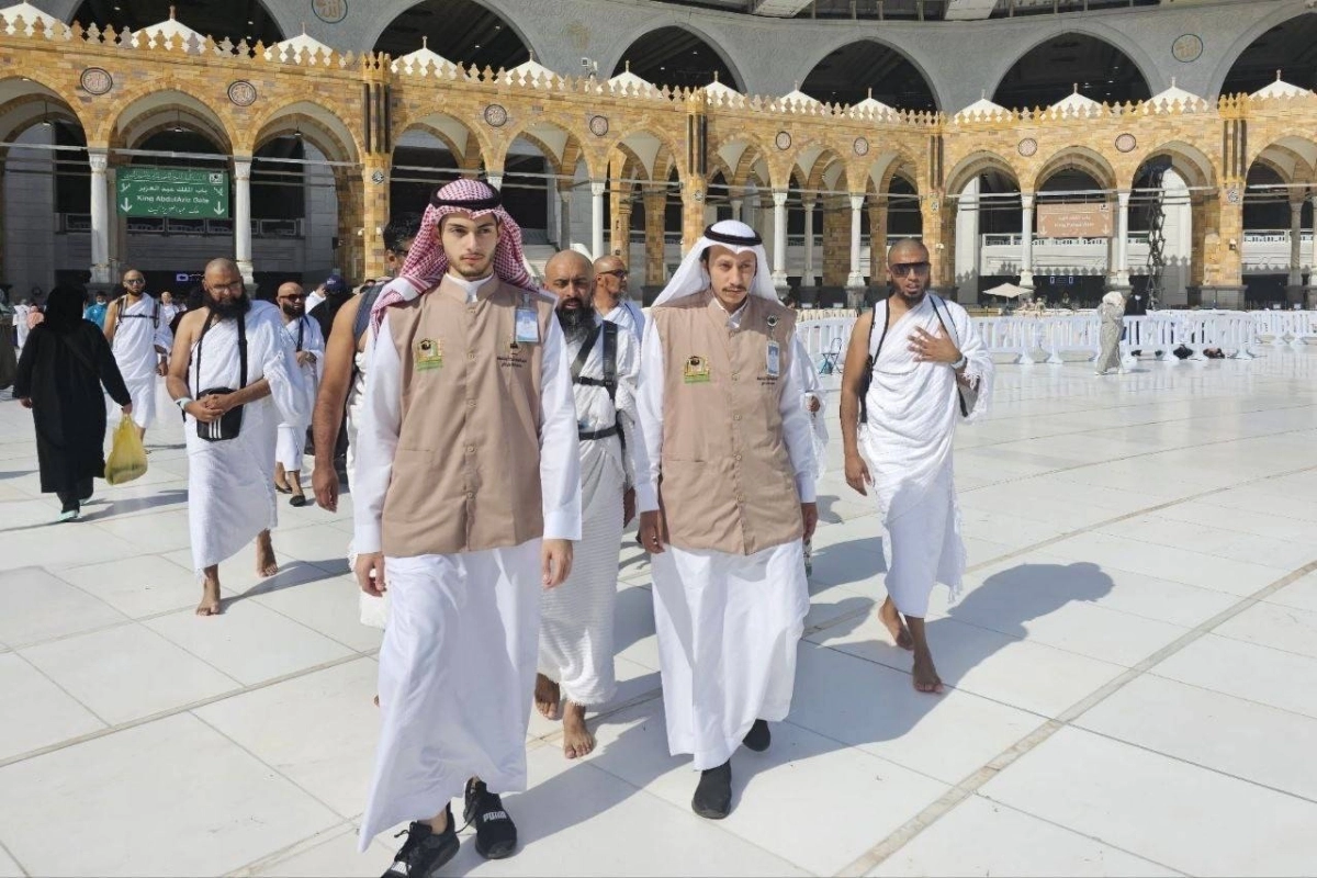 شباب يرافق الحجاج خلال الطواف (مكة)