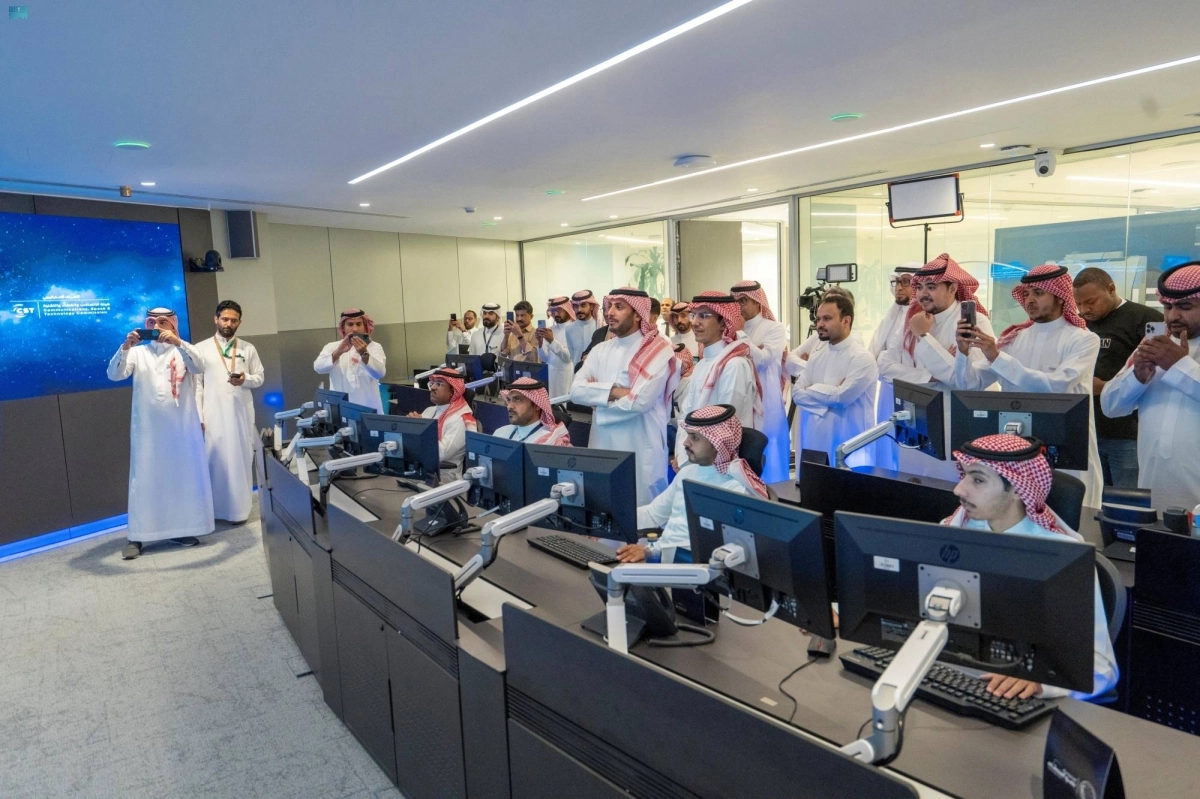 

متابعة لحظية لهبوط المركبة الفضائية                        (مكة)