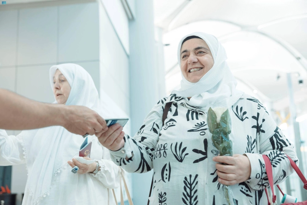 ابتسامة حاجة بعد إنهاء إجراءاتها في زمن قياسي