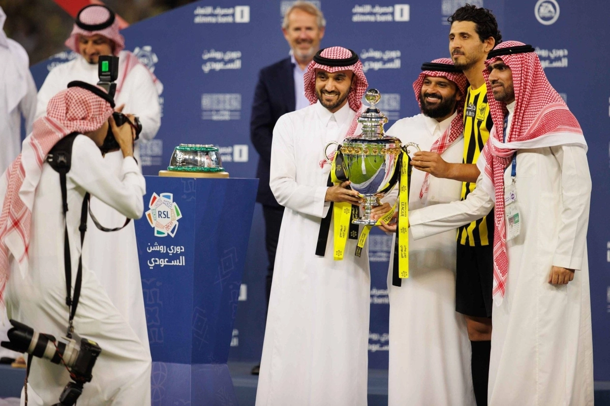 

 عبدالعزيز بن تركي يسلم أحمد حجازي كأس دوري روشن                                                                                        (مكة)