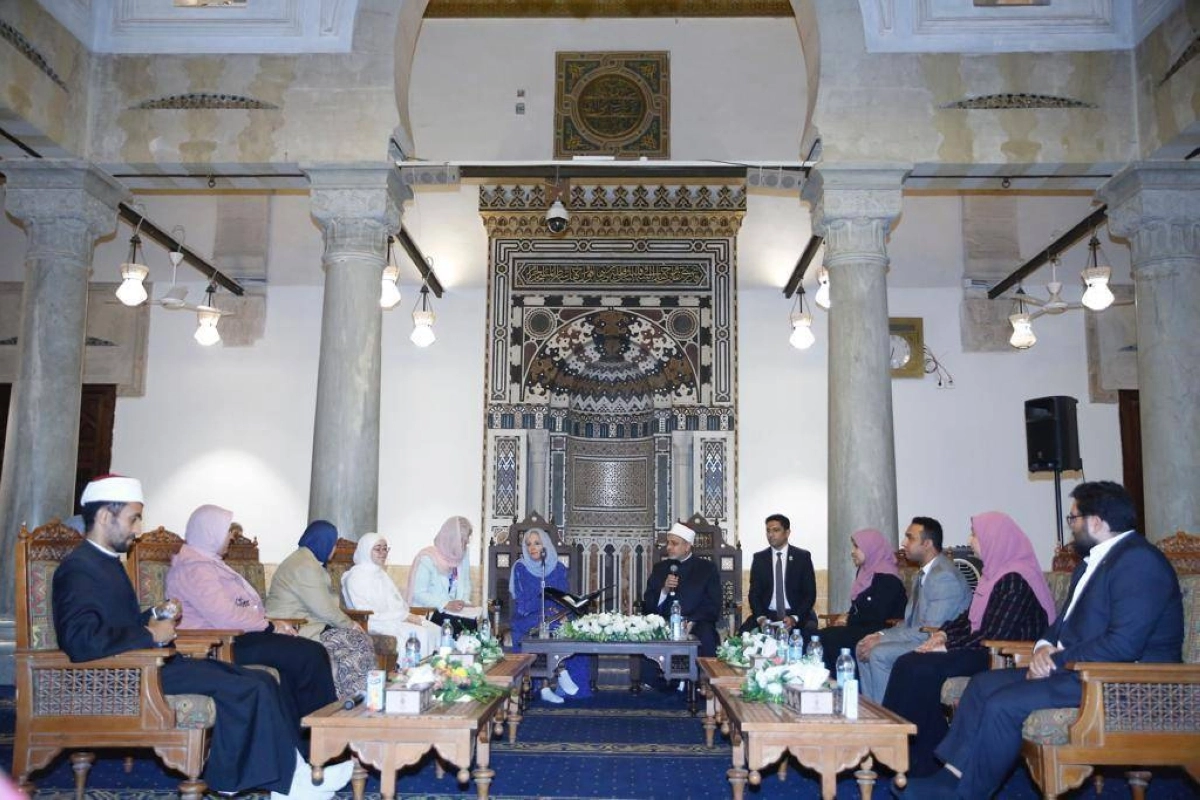 

 قرينة الرئيس الأمريكي في مكتب رئيس جامعة الأزهر                                                                                                    (مكة)