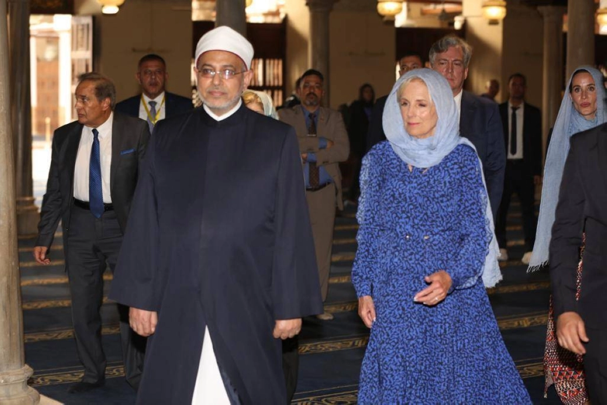 

.. وتتجول في المنطقة التاريخية بملابس عربية