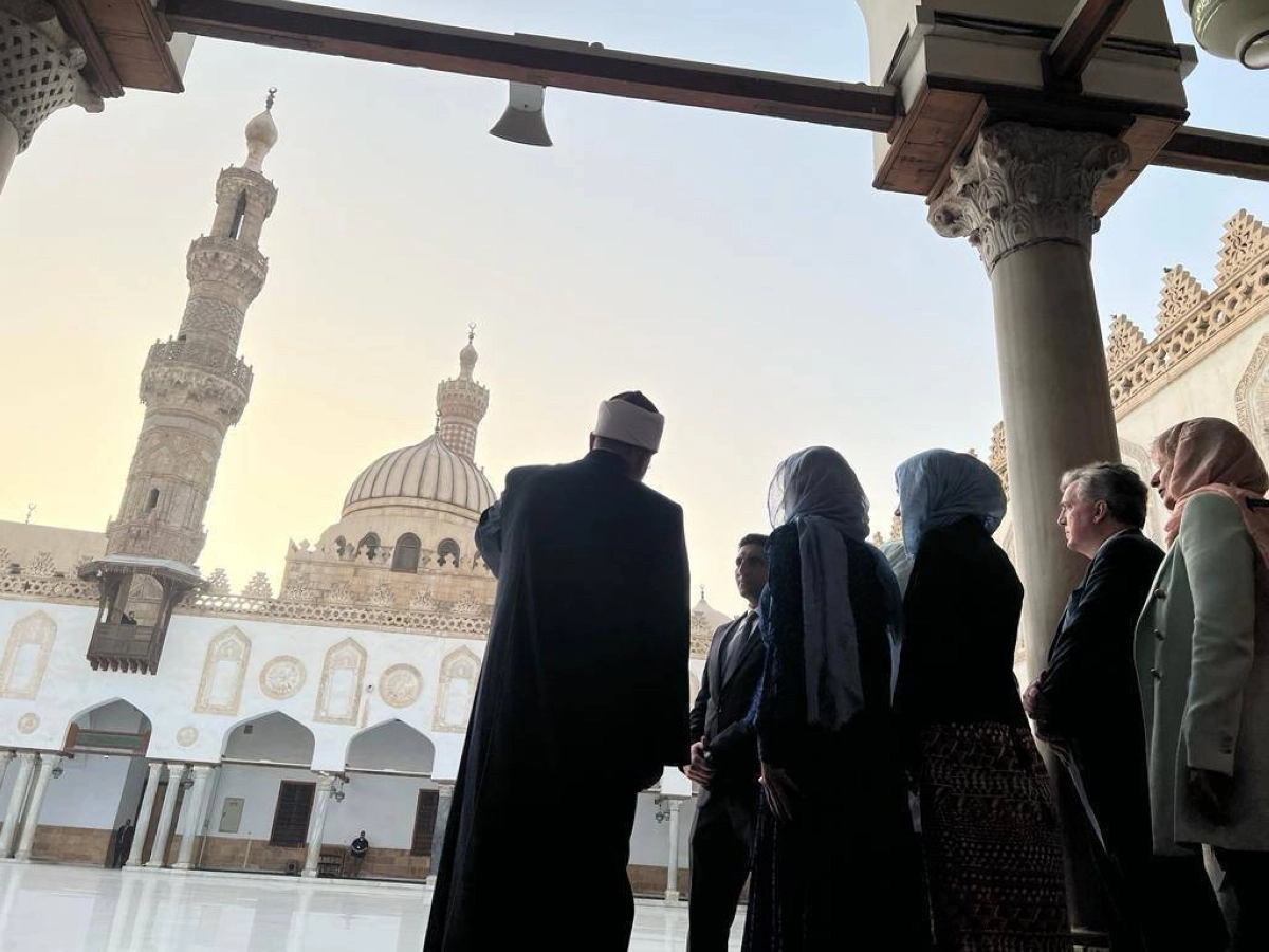 

جيل بايدن تشاهد القاهرة القديمة من داخل الأزهر