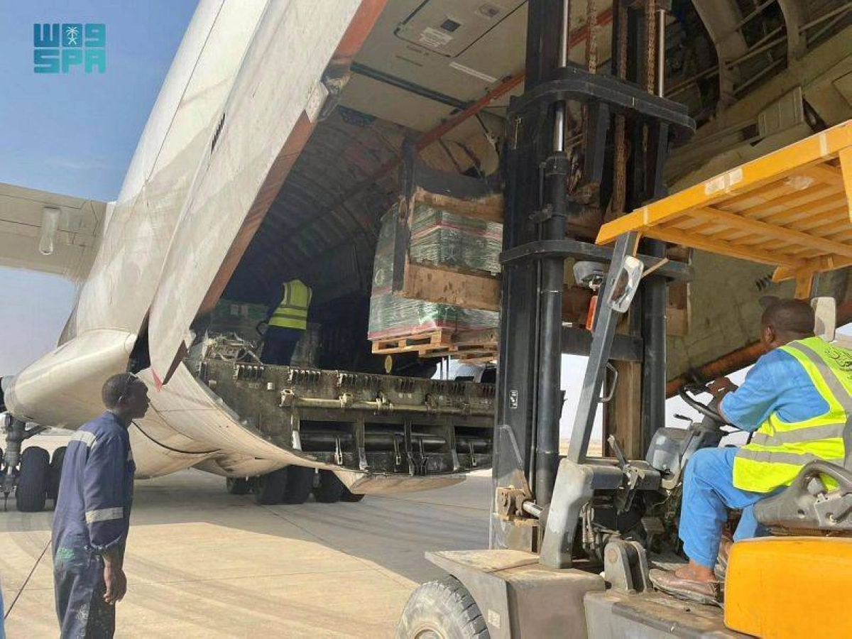 لحظة نقل الشحنة السعودية