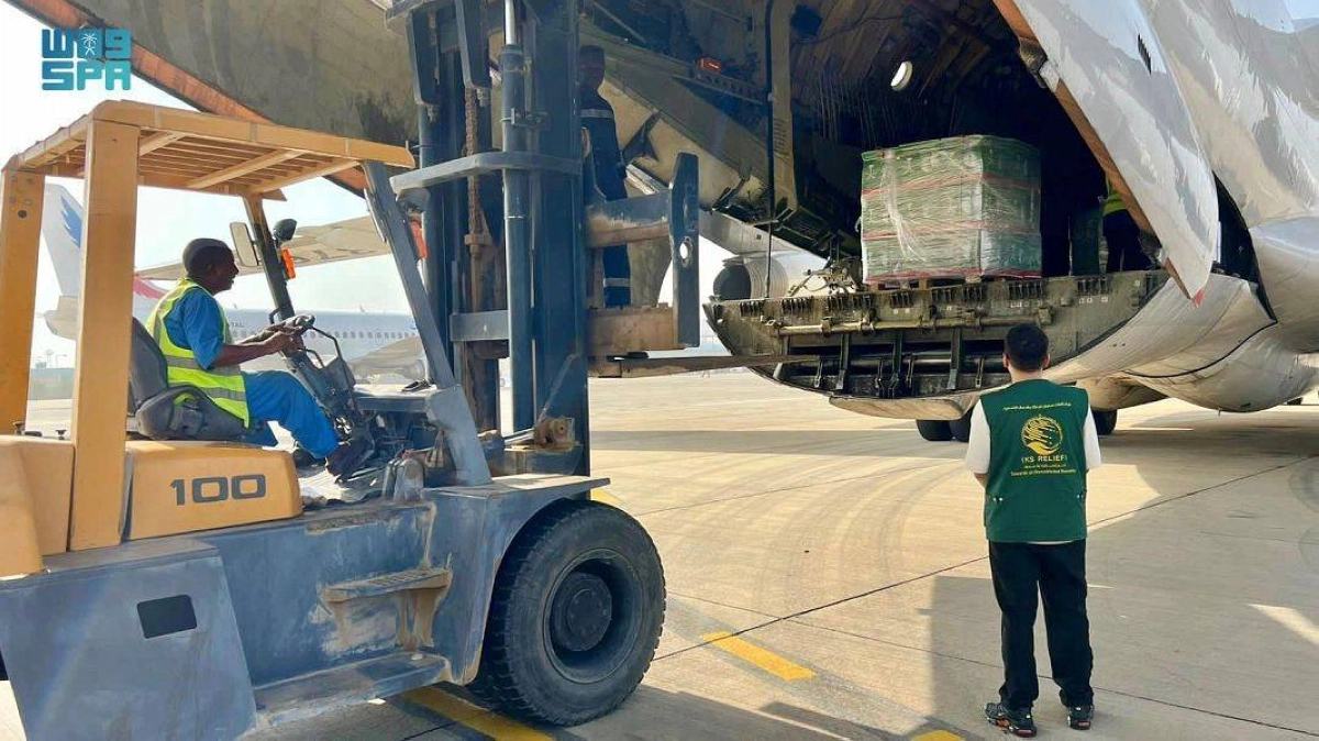 

 طائرة الإغاثة السعودية تفرغ حمولتها في مطار بورتسودان                                                (واس)