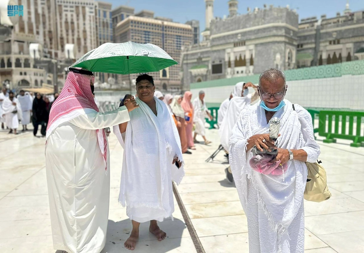 توزيع المظلات على المعتمرين (مكة)