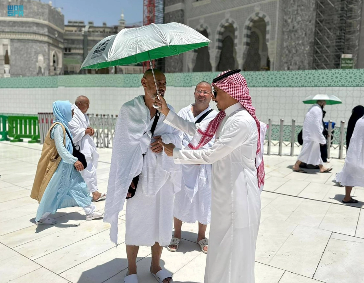 توزيع المظلات على المعتمرين (مكة)